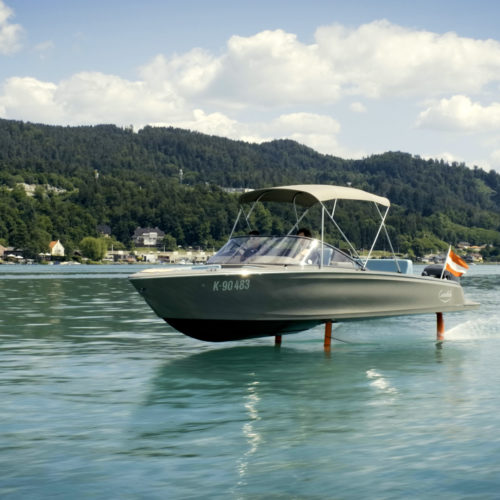 Einmal über dem Wasser schweben – mit dem ersten foilenden Karbon-Elektroboot der Welt