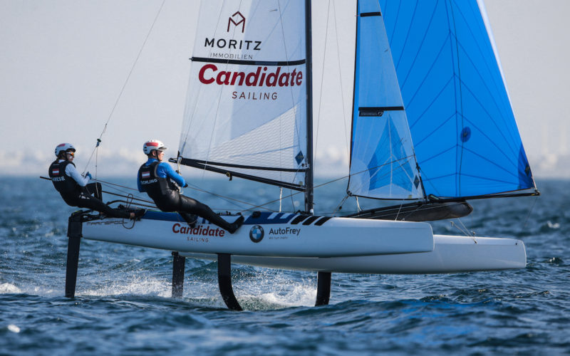 Nacra 17 foilt hart am Wind