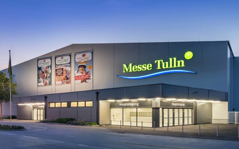 Messehalle der Messe Tulln beleuchtet