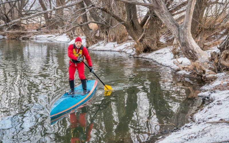 Stand Up Paddling im Winter am See