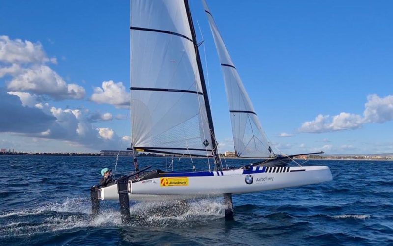 Nacra 17 foilt hart am Wind