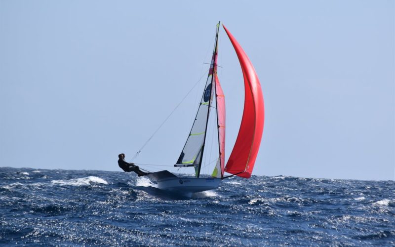 49er Segelboot unter vollen Segeln