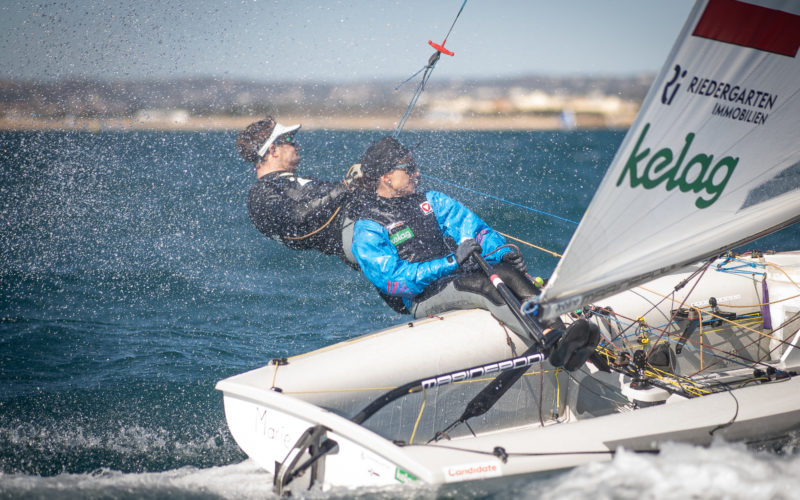 470er Segelboot hart am Wind