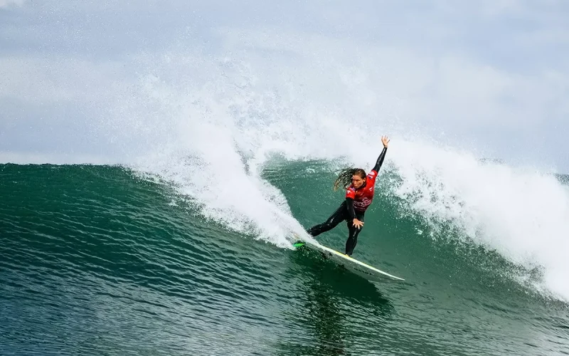 Courtney Conlogue surft bei Bells Beach Trophy