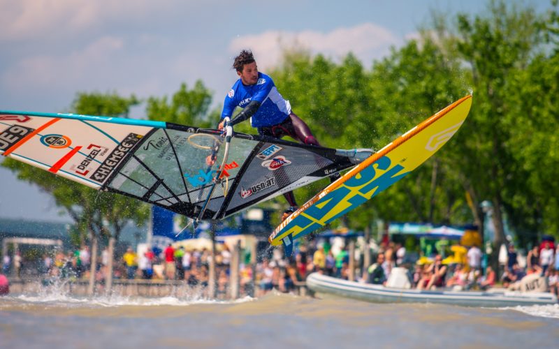 Freestyle Surfer Max Matissek fliegt durch die Luft