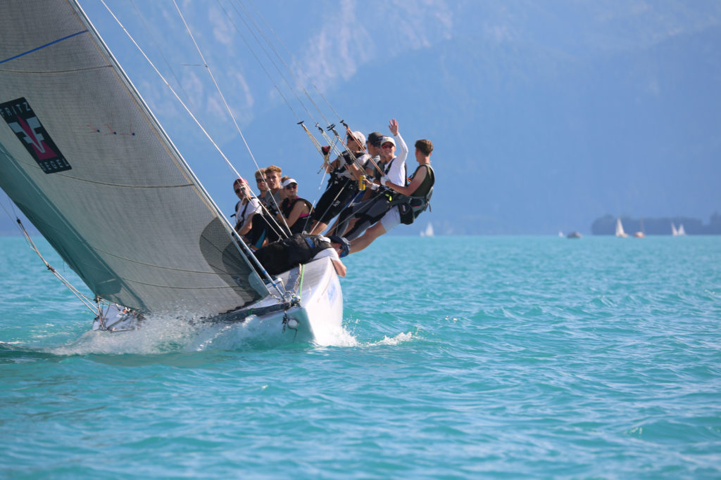 Segelteam hart am Wind bei der Regatta am Attersee. 