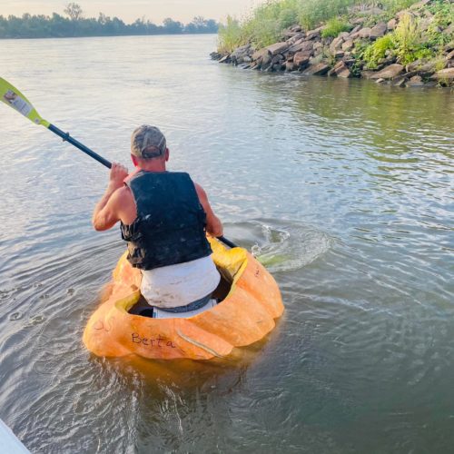 61 Kilometer über den Missouri River in einem ausgehöhlten Kürbis – Mann aus Nebraska bricht Weltrekord