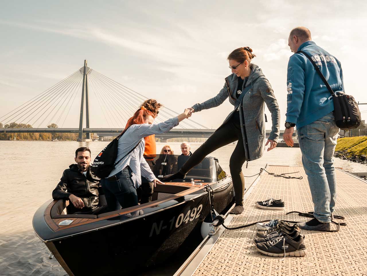 Publikum auf dem Boot von Hydro Impulse beim Mehrwasser Seefahrttestag 2022