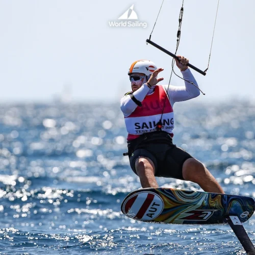 Pre-Olympics: ÖSV Kiter Valentin Bontus holt sich ersten Wettfahrtsieg