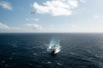 Airseas zieht Frachtschiffe mit gigantischen Kites über den Ozean