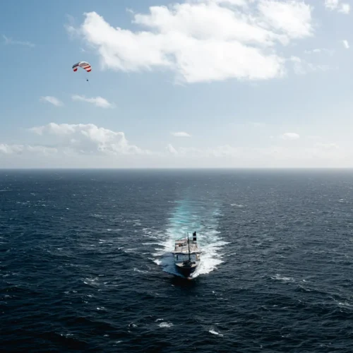 Airseas zieht Frachtschiffe mit gigantischen Kites über den Ozean