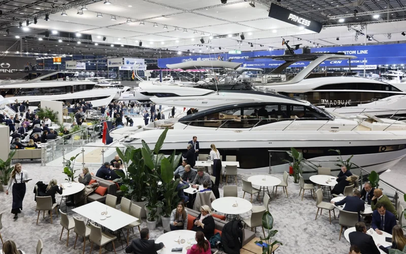 Leinen los auf der Boot in Düsseldorf